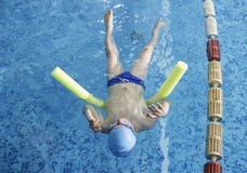 Nuotatore del bambino nella piscina fotografia stock libera da diritti Nuotatore del bambino nella piscina fotografia stock libera da diritti