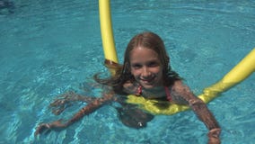 Nuoto del bambino nello stagno, bambino sorridente, ritratto della ragazza godente delle vacanze estive fotografie stock Nuoto del bambino nello stagno, bambino sorridente, ritratto della ragazza godente delle vacanze estive fotografie stock