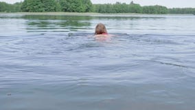 Nuoto della donna nel lago Nuoto della donna nel lago