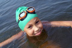 Nuoto della ragazza del Preteen nel mare Immagini Stock Libere da Diritti Nuoto della ragazza del Preteen nel mare Immagini Stock Libere da Diritti