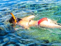 Nuoto della ragazza nella maschera in mare fotografie stock libere da diritti Nuoto della ragazza nella maschera in mare fotografie stock libere da diritti