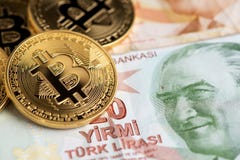 Nuovi fondi virtuali Bitcoin sulle banconote turche immagini stock libere da diritti Nuovi fondi virtuali Bitcoin sulle banconote turche immagini stock libere da diritti