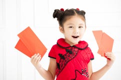 Nuovo anno cinese bambine che tengono busta rossa immagine stock Nuovo anno cinese bambine che tengono busta rossa immagine stock