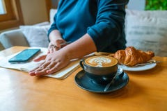 Nuovo giorno con caffè ed il croissant fotografia stock libera da diritti Nuovo giorno con caffè ed il croissant fotografia stock libera da diritti