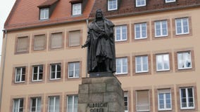 Nuremberg, Allemagne - 5 décembre 2018 : Monument à l'artiste célèbre Albrecht Durer banque de vidéos Nuremberg, Allemagne - 5 décembre 2018 : Monument à l'artiste célèbre Albrecht Durer banque de vidéos