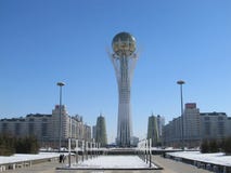 Nursultan, KAZAJISTÁN - 19 de marzo de 2011: Vista de la torre famosa de Baiterek en el bulevar de Nurzhol en el centro de Nursul imagenes de archivo Nursultan, KAZAJISTÁN - 19 de marzo de 2011: Vista de la torre famosa de Baiterek en el bulevar de Nurzhol en el centro de Nursul imagenes de archivo