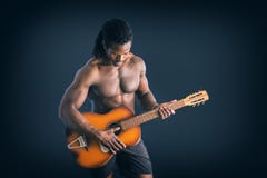 Nuscular topless jonge zwarte mens het spelen gitaar Stock Foto's Nuscular topless jonge zwarte mens het spelen gitaar Stock Foto's