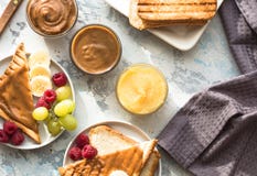 Nussbutter und -brot rösten auf weißer Platte Sortierte Nussbutter verbreitete auf weißem Toastbrot Gesunde Ernährung, strenger V stockfotografie Nussbutter und -brot rösten auf weißer Platte Sortierte Nussbutter verbreitete auf weißem Toastbrot Gesunde Ernährung, strenger V stockfotografie
