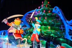 Nussknackercharakterstatue gemacht durch Eis Lizenzfreie Stockfotos Nussknackercharakterstatue gemacht durch Eis Lizenzfreie Stockfotos