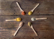 Nutmeg, curry, papryka, kmin, biały pieprz i turmeric, obrazy stock Nutmeg, curry, papryka, kmin, biały pieprz i turmeric, obrazy stock