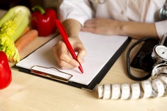 Nutrición de la dieta y concepto vegetales de la medicación Nutricionista de imagen de archivo Nutrición de la dieta y concepto vegetales de la medicación Nutricionista de imagen de archivo