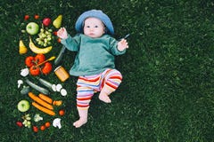 Nutrición sana del niño, alimentación del bebé fotografía de archivo libre de regalías Nutrición sana del niño, alimentación del bebé fotografía de archivo libre de regalías