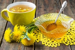 Nuttige jam van paardebloemen en bloemthee royalty-vrije stock afbeelding Nuttige jam van paardebloemen en bloemthee royalty-vrije stock afbeelding
