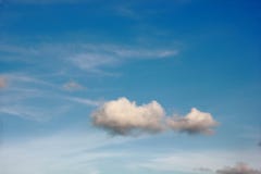 Nuvens brancas com céu azul fotos de stock royalty free Nuvens brancas com céu azul fotos de stock royalty free