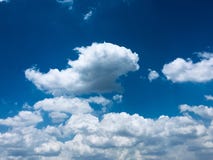 Nuvens brancas que nadam no azul fotos de stock Nuvens brancas que nadam no azul fotos de stock