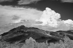Nuvens brancas sobre as montanhas de Karabash Foto do IR imagem de stock royalty free Nuvens brancas sobre as montanhas de Karabash Foto do IR imagem de stock royalty free