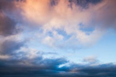 Nuvens coloridas no céu da manhã, fundo imagem de stock royalty free Nuvens coloridas no céu da manhã, fundo imagem de stock royalty free
