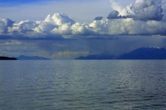 Nuvens, céu, água, e montanhas imagens de stock Nuvens, céu, água, e montanhas imagens de stock