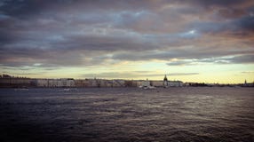 Nuvens do outono da cidade de St Petersburg em Neva imagens de stock royalty free Nuvens do outono da cidade de St Petersburg em Neva imagens de stock royalty free