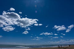 Nuvens e céu azul na praia imagens de stock royalty free Nuvens e céu azul na praia imagens de stock royalty free