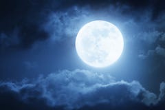 Nuvens e céu dramáticos da noite com a grande lua azul completa imagem de stock Nuvens e céu dramáticos da noite com a grande lua azul completa imagem de stock