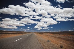 Nuvens e a estrada foto de stock Nuvens e a estrada foto de stock
