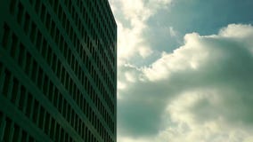 Nuvens e lapso de tempo enorme da construção filme Nuvens e lapso de tempo enorme da construção filme