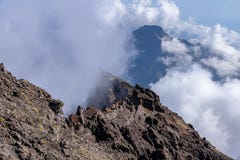 Nuvens que formam sobre as montanhas e o cume vulcânico em Roque de los Muchachos no La Palma, Ilhas Canárias imagens de stock Nuvens que formam sobre as montanhas e o cume vulcânico em Roque de los Muchachos no La Palma, Ilhas Canárias imagens de stock