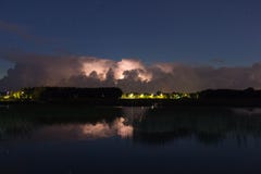 Nuvola di temporale nelle prime ore del mattino, di estate prima dei sunris fotografia stock Nuvola di temporale nelle prime ore del mattino, di estate prima dei sunris fotografia stock