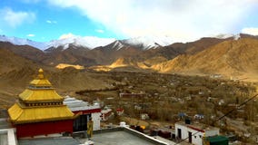 Nuvole al rallentatore, ombre e città di Ladakh da Shanti Stupa, Leh Ladakh, India Nuvole al rallentatore, ombre e città di Ladakh da Shanti Stupa, Leh Ladakh, India
