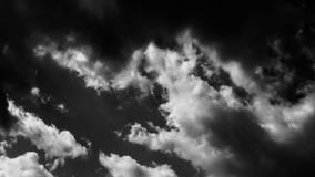 Nuvole drammatiche energetiche bianche e nere video d archivio Nuvole drammatiche energetiche bianche e nere video d archivio