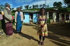 Nuwara Eliya, Σρι Λάνκα, στις 11 Νοεμβρίου 2015: Φθορά κοριτσιών παραδοσιακή με τους παππούδες και γιαγιάδες στο χωριό στοκ εικόνα Nuwara Eliya, Σρι Λάνκα, στις 11 Νοεμβρίου 2015: Φθορά κοριτσιών παραδοσιακή με τους παππούδες και γιαγιάδες στο χωριό στοκ εικόνα