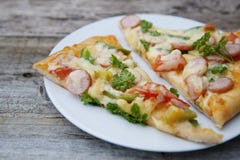 Ny bakad hemlagad pizza med ost och tomater lantligt trä för bakgrund arkivfoto Ny bakad hemlagad pizza med ost och tomater lantligt trä för bakgrund arkivfoto