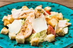 Ny caesar sallad i grön platta på trätabellen arkivbild Ny caesar sallad i grön platta på trätabellen arkivbild