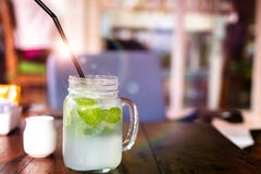 Ny drinklemonadmojito på trätabellen Mojitos med mintkaramellsidor, limefrukt och is som är utomhus- fotografering för bildbyråer Ny drinklemonadmojito på trätabellen Mojitos med mintkaramellsidor, limefrukt och is som är utomhus- fotografering för bildbyråer