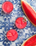 Ny fruktsaft för vattenmelon, smoothie på blå textilbakgrund Top besk?dar arkivbilder Ny fruktsaft för vattenmelon, smoothie på blå textilbakgrund Top besk?dar arkivbilder