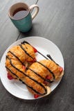 Ny giffel p? tabellen, med varma te, jordgubbar och bananer, l?cker frukost royaltyfri bild Ny giffel p? tabellen, med varma te, jordgubbar och bananer, l?cker frukost royaltyfri bild