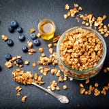 Ny granola för sund frukost, mysli med bär, honung arkivbild Ny granola för sund frukost, mysli med bär, honung arkivbild