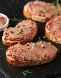 Ny hemlagad pate för feg lever på bröd arkivbild Ny hemlagad pate för feg lever på bröd arkivbild