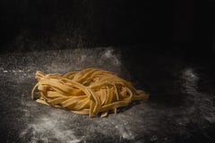Ny italiensk okokt hemlagad pasta H?nder som g?r pasta Spagetti Ny italiensk spagetti Closeup av processen av att g?ra royaltyfria foton Ny italiensk okokt hemlagad pasta H?nder som g?r pasta Spagetti Ny italiensk spagetti Closeup av processen av att g?ra royaltyfria foton