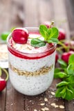 Ny körsbärsröd yoghurt med havre och chiafrö Royaltyfri Foto Ny körsbärsröd yoghurt med havre och chiafrö Royaltyfri Foto
