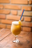 Ny pinacolada i exponeringsglas med sugrör arkivfoton Ny pinacolada i exponeringsglas med sugrör arkivfoton