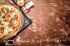 Ny pizza med kött och tomater Arkivbild Ny pizza med kött och tomater Arkivbild