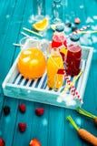 Ny sund hemlagad fruktfruktsaft royaltyfri fotografi Ny sund hemlagad fruktfruktsaft royaltyfri fotografi
