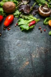 Nya ingredienser för smaklig matlagning- och salladdanande på mörk lantlig bakgrund, bästa sikt arkivbild Nya ingredienser för smaklig matlagning- och salladdanande på mörk lantlig bakgrund, bästa sikt arkivbild