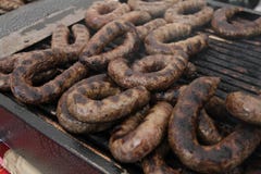 Nya korvar som utomhus grillas på ett gasgaller grillfester arkivfoton Nya korvar som utomhus grillas på ett gasgaller grillfester arkivfoton