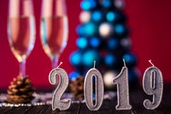 Nya år berömbakgrund för 2019 helgdagsafton med par av flöjter, på julgarnering på bakgrund arkivbilder Nya år berömbakgrund för 2019 helgdagsafton med par av flöjter, på julgarnering på bakgrund arkivbilder