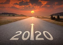 2020 nya år på den härliga tomma huvudvägen på solnedgången royaltyfri illustrationer 2020 nya år på den härliga tomma huvudvägen på solnedgången royaltyfri illustrationer