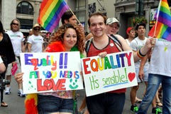 NYC: Demonstranten mit Zeichen an der homosexuellen Stolz-Parade stockfotos NYC: Demonstranten mit Zeichen an der homosexuellen Stolz-Parade stockfotos