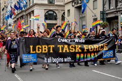 NYC: Grupo de trabajo de LGBT en el desfile alegre del orgullo imagen de archivo libre de regalías NYC: Grupo de trabajo de LGBT en el desfile alegre del orgullo imagen de archivo libre de regalías
